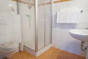 Koupelna v ubytování Gasthof Pension Fischerstüberl + 22 fotografií