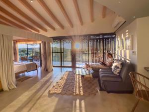 奥考奎约Anderssons at Ongava的一位女士坐在客厅的沙发上