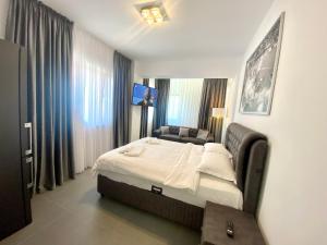Un pat sau paturi într-o cameră la Enjoy Life Apartments