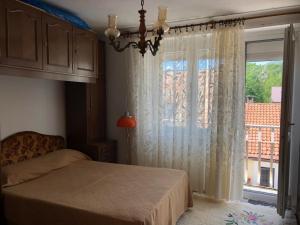 una camera con un letto e una grande finestra di Apartment TARGET a Cetinje (Cettigne)