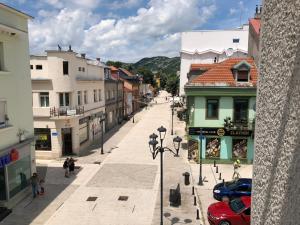 widok na ulicę w mieście z budynkami w obiekcie Apartment TARGET w mieście Cetynia
