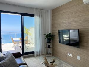 Televízia a/alebo spoločenská miestnosť v ubytovaní Terrazas de Ladera Duplex 5 Casasol
