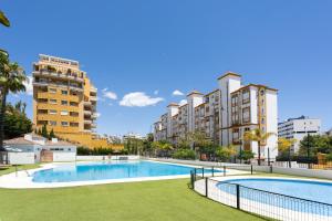 Bazén v ubytování Estepona Puerto Blanco - Modern Luxury Apartment nebo v jeho okolí