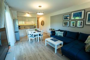 Kuchyňa alebo kuchynka v ubytovaní Holiday Family - W Dolinie Szczęścia apartamentowiec Bawaria