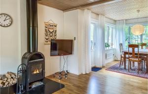 En tv och/eller ett underhållningssystem på 2 Bedroom Beautiful Home In Kllby