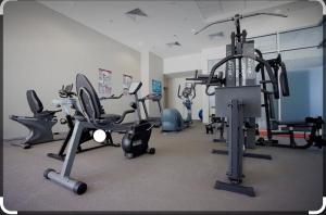 Fitness centrum a/nebo fitness zařízení v ubytování Marcoola Surf Air Hotel Room 2515