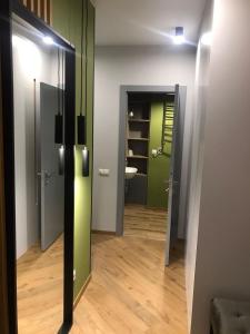 pasillo con 2 puertas y lavabo en una habitación en Kiev Centre KPI Apartments, en Kiev