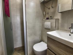 Apartments Victoria في باكوشتاني: حمام مع مرحاض ومغسلة