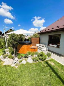 a backyard with a fire pit and a house at Apartament Dwupoziomowy Nad Tamami in Zakopane