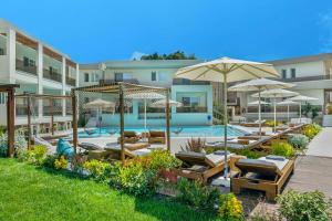 Bazén v ubytovaní Mirablue Luxury Residences alebo v jeho blízkosti