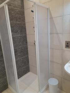 A bathroom at Nicely Furnished Holiday Apartment in Bugibba