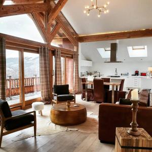 salon z kanapą i stołem w obiekcie Chalet entier 110m2 avec vue et sauna à 10 min des pistes w mieście Sainte-Foy-Tarentaise