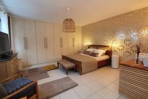 Giường trong phòng chung tại Chalet entier 110m2 avec vue et sauna à 10 min des pistes