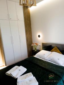 Posteľ alebo postele v izbe v ubytovaní Apartamenty "Kwiaty Nocy" i "W Krainie Mchu" - Wisła