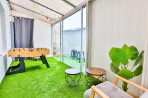 Cette chambre dispose d'une table de ping-pong et d'herbe verte. dans l'établissement LA FAMILIALE #Centre ville #Baby-foot #Netflix, à Cognac