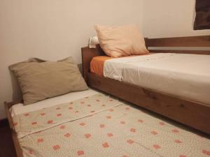 1 dormitorio con 2 camas y alfombra en Cozy Xisto, en Mata