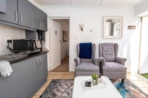 HQ Warm and Cosy 1 Bedroom Unit In Sea Point tesisinde mutfak veya mini mutfak