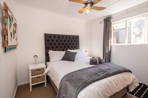 A bed or beds in a room at HQ Warm and Cosy 1 Bedroom Unit In Sea Point