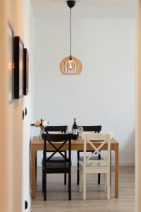 Televízia a/alebo spoločenská miestnosť v ubytovaní Marina Corner Apartment Gdynia by Noclegi Renters