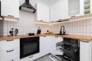 Kuchyňa alebo kuchynka v ubytovaní Marina Corner Apartment Gdynia by Noclegi Renters
