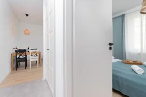 Posteľ alebo postele v izbe v ubytovaní Marina Corner Apartment Gdynia by Noclegi Renters