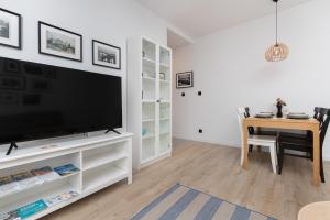 Televízia a/alebo spoločenská miestnosť v ubytovaní Marina Corner Apartment Gdynia by Noclegi Renters + 25 fotografií