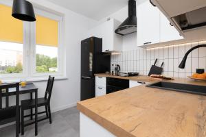 Kuchyňa alebo kuchynka v ubytovaní Marina Corner Apartment Gdynia by Noclegi Renters