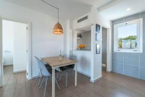 Una cocina o zona de cocina en Apartaments La Perla Negra