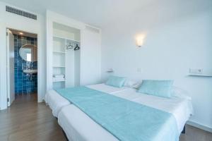 Cama o camas de una habitación en Apartaments La Perla Negra