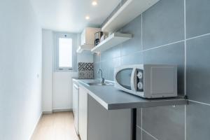 Una cocina o zona de cocina en Apartaments La Perla Negra