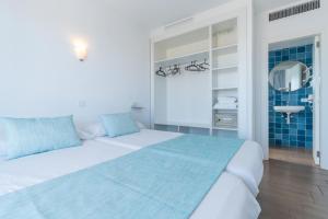 Cama o camas de una habitación en Apartaments La Perla Negra