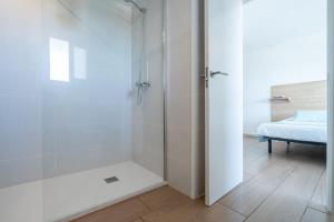 Cama o camas de una habitación en Apartaments La Perla Negra