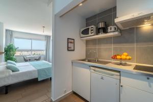 Una cocina o zona de cocina en Apartaments La Perla Negra