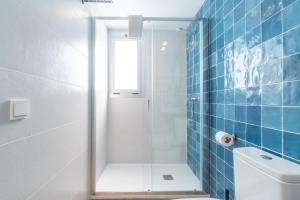 Un baño de Apartaments La Perla Negra