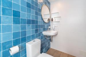 Un baño de Apartaments La Perla Negra
