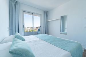 Cama o camas de una habitación en Apartaments La Perla Negra