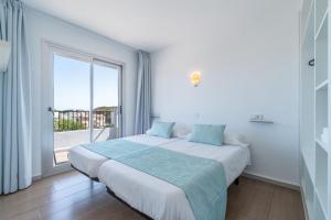 Cama o camas de una habitación en Apartaments La Perla Negra