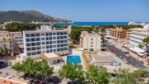 widok miasta z lotu ptaka z budynkami w obiekcie Apartaments La Perla Negra w Cala Ratjada