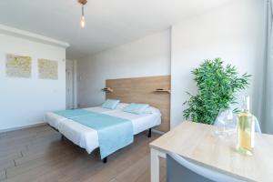 Cama o camas de una habitación en Apartaments La Perla Negra