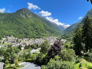 a town in a valley with mountains in the background at Sur les hauteurs de Cauterets, 2 chambres 5 pers in Cauterets