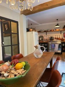 拉馬蒂埃勒的住宿－L'aile du Chateau，厨房配有木桌和花瓶