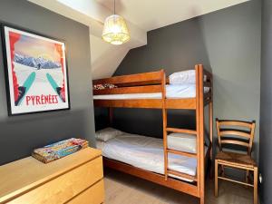 a bedroom with bunk beds and a desk and a chair at Sur les hauteurs de Cauterets, 2 chambres 5 pers in Cauterets