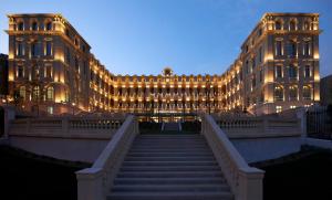 馬賽的住宿－馬賽洲際酒店- 迪歐酒店，前面有楼梯的大建筑