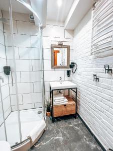 a bathroom with a shower and a sink at Villa Bella Italia in Mikołajki