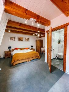 a bedroom with a bed and a bathroom with a toilet at Villa Bella Italia in Mikołajki +8 photos