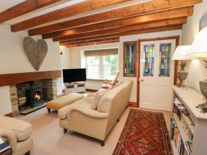 a living room with a couch and a fireplace at Hutchinson House in Richmond