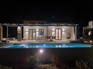 Bazén v ubytování Isalos Villas with private pool, sleeps 4 nebo v jeho okolí