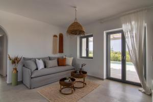 Posezení v ubytování Isalos Villas with private pool, sleeps 4