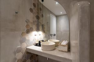Koupelna v ubytování Isalos Villas with private pool, sleeps 4