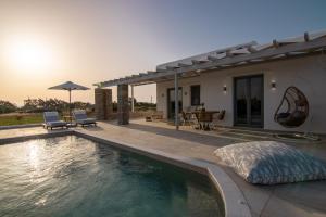 Bazén v ubytování Isalos Villas with private pool, sleeps 4 nebo v jeho okolí